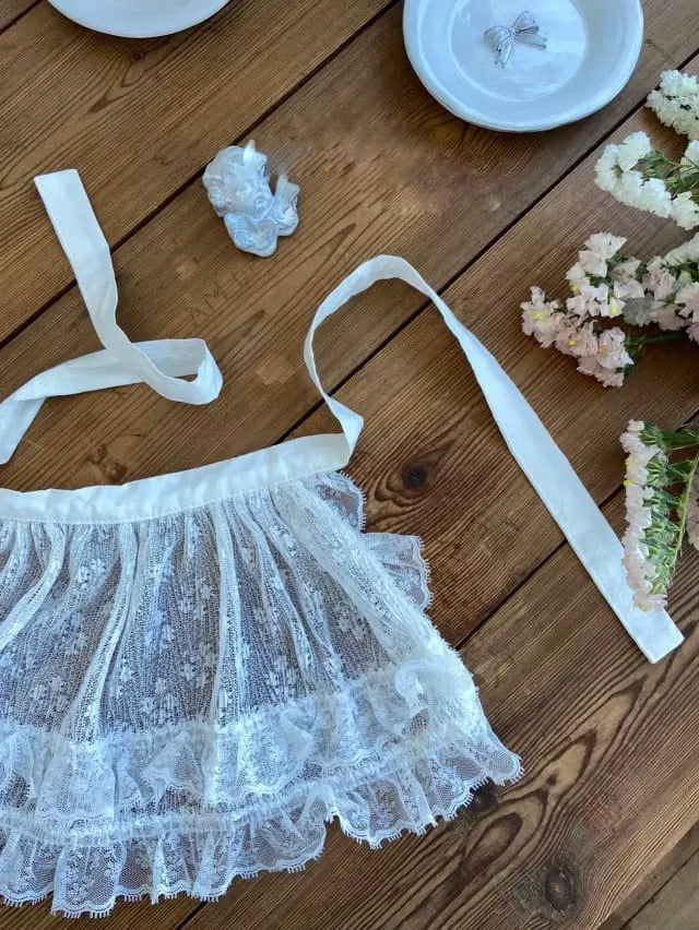 Lace apron