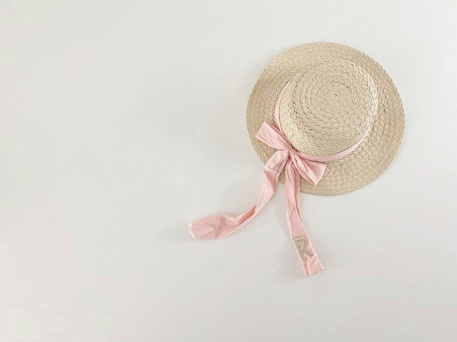 “R” straw hat