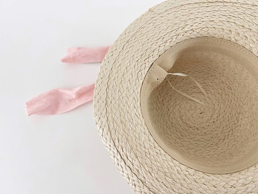 “R” straw hat