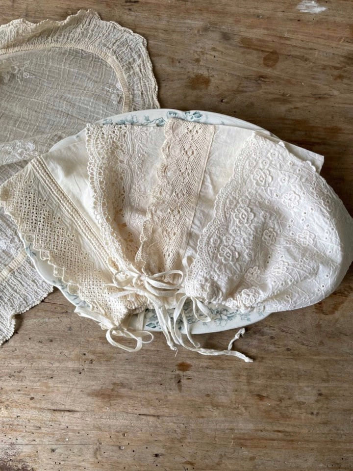 Cotton lace bonnet