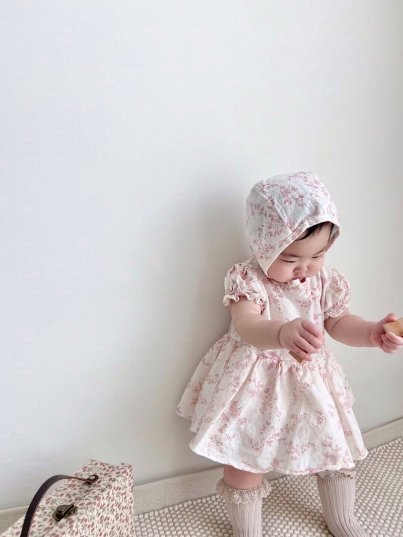 Open back floral romper & bonnet