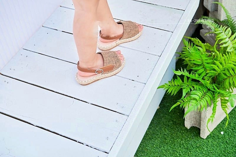 Straw sandals