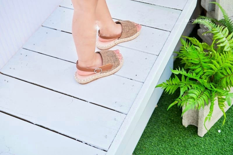 Straw sandals