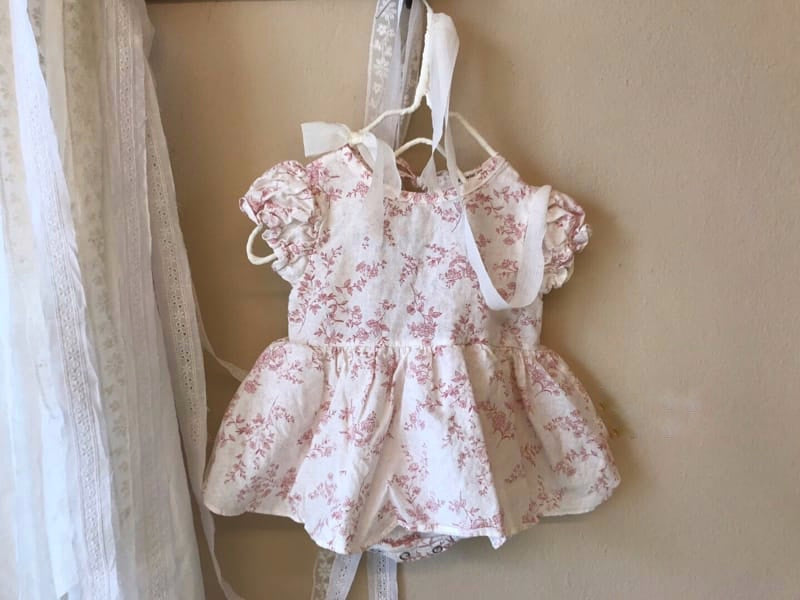 Open back floral romper & bonnet