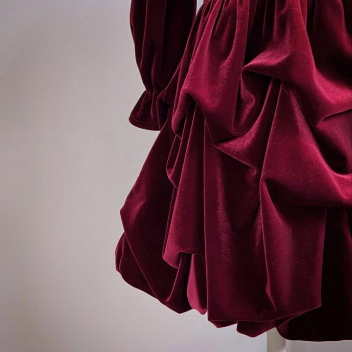 Queen velvet dress