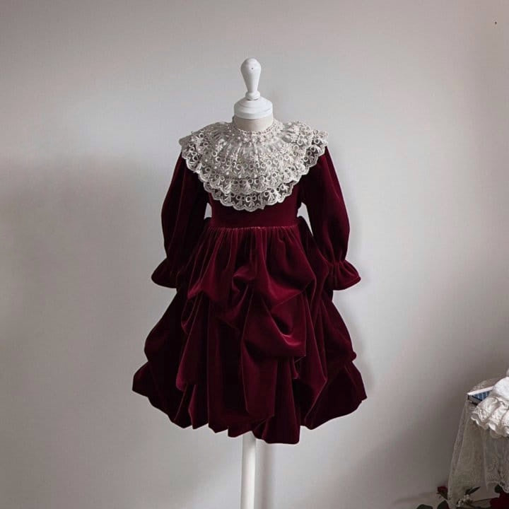 Queen velvet dress