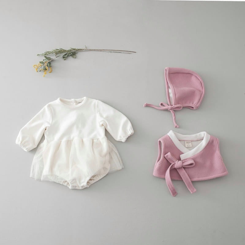 Pink hanbok bodysuit & bonnet