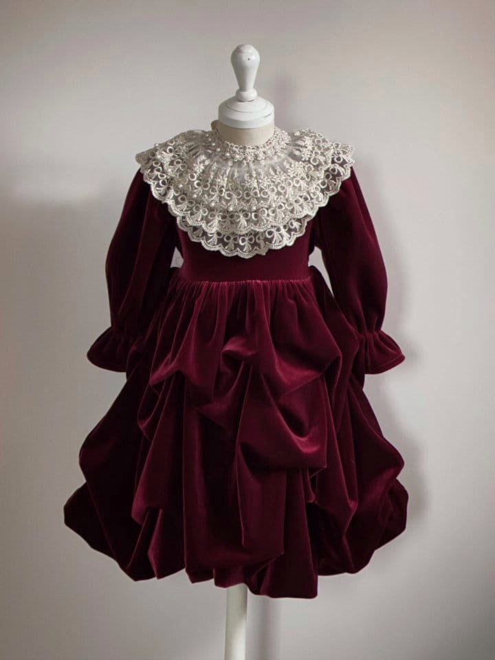 Queen velvet dress