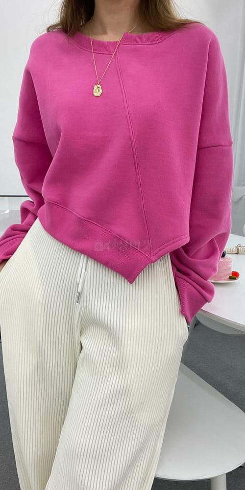 Slit sweatshirt