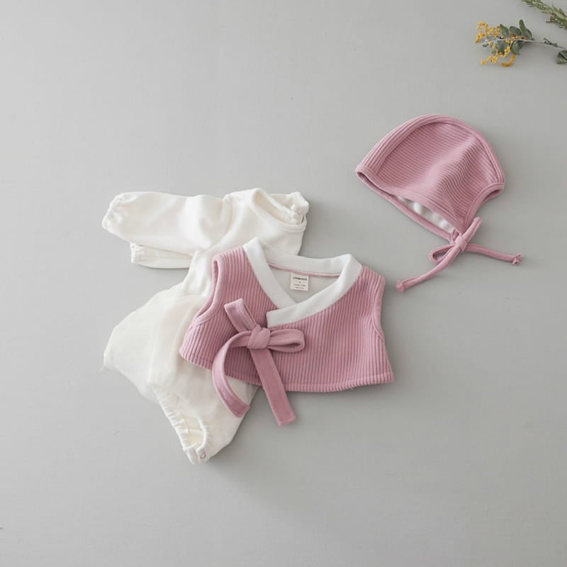 Pink hanbok bodysuit & bonnet